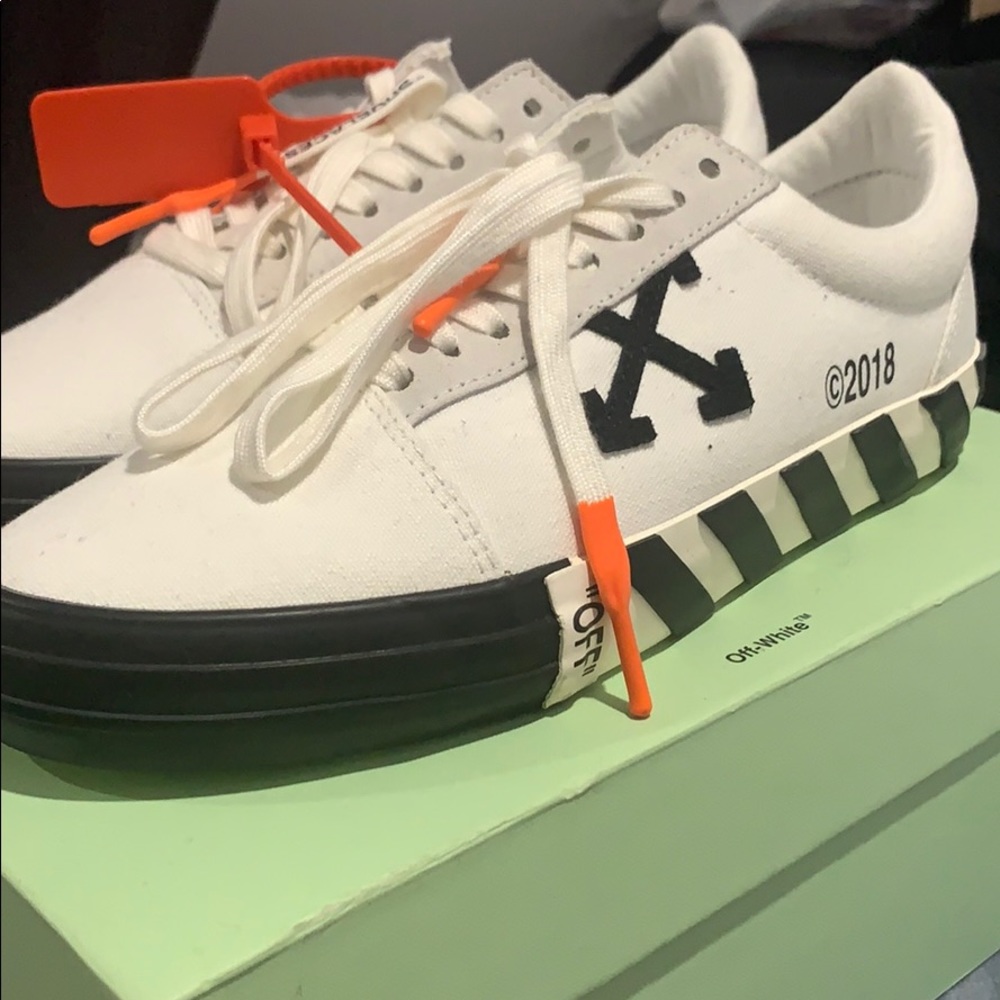 Off White Vulc Low Top White Black